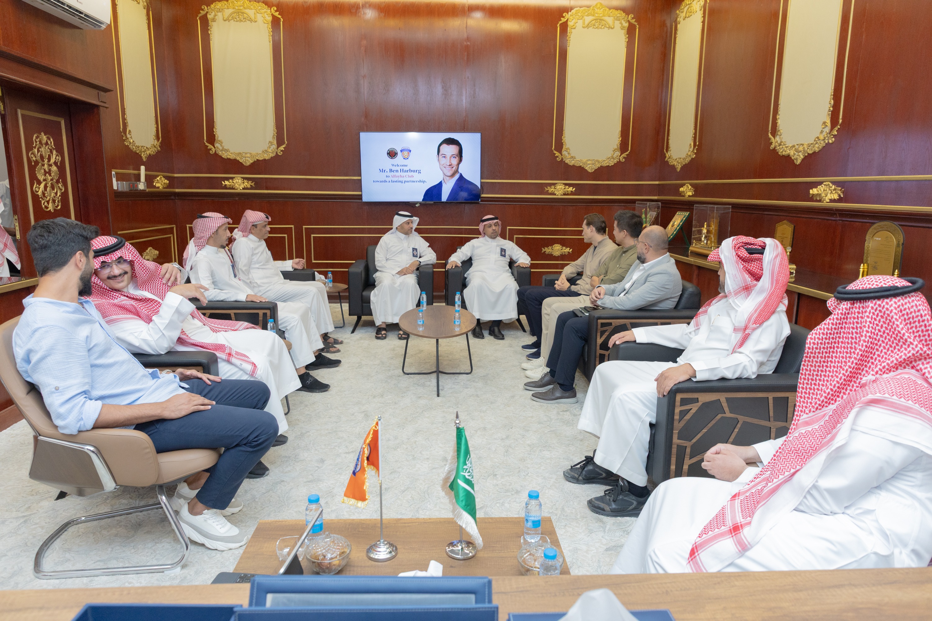 السيد بن هاربورغ مالك نادي الخلود يزور الفيحاء