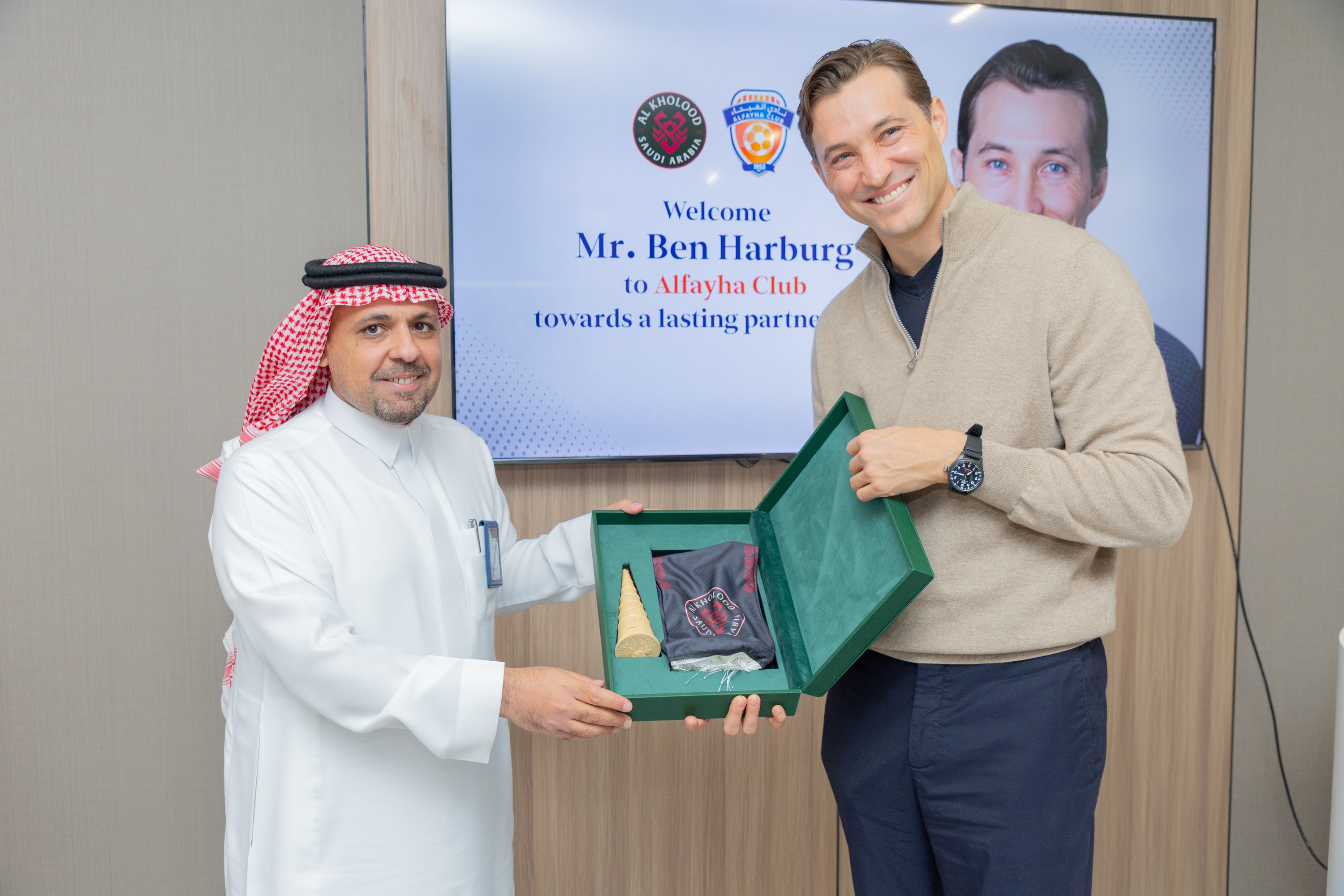 السيد بن هاربورغ مالك نادي الخلود يزور الفيحاء