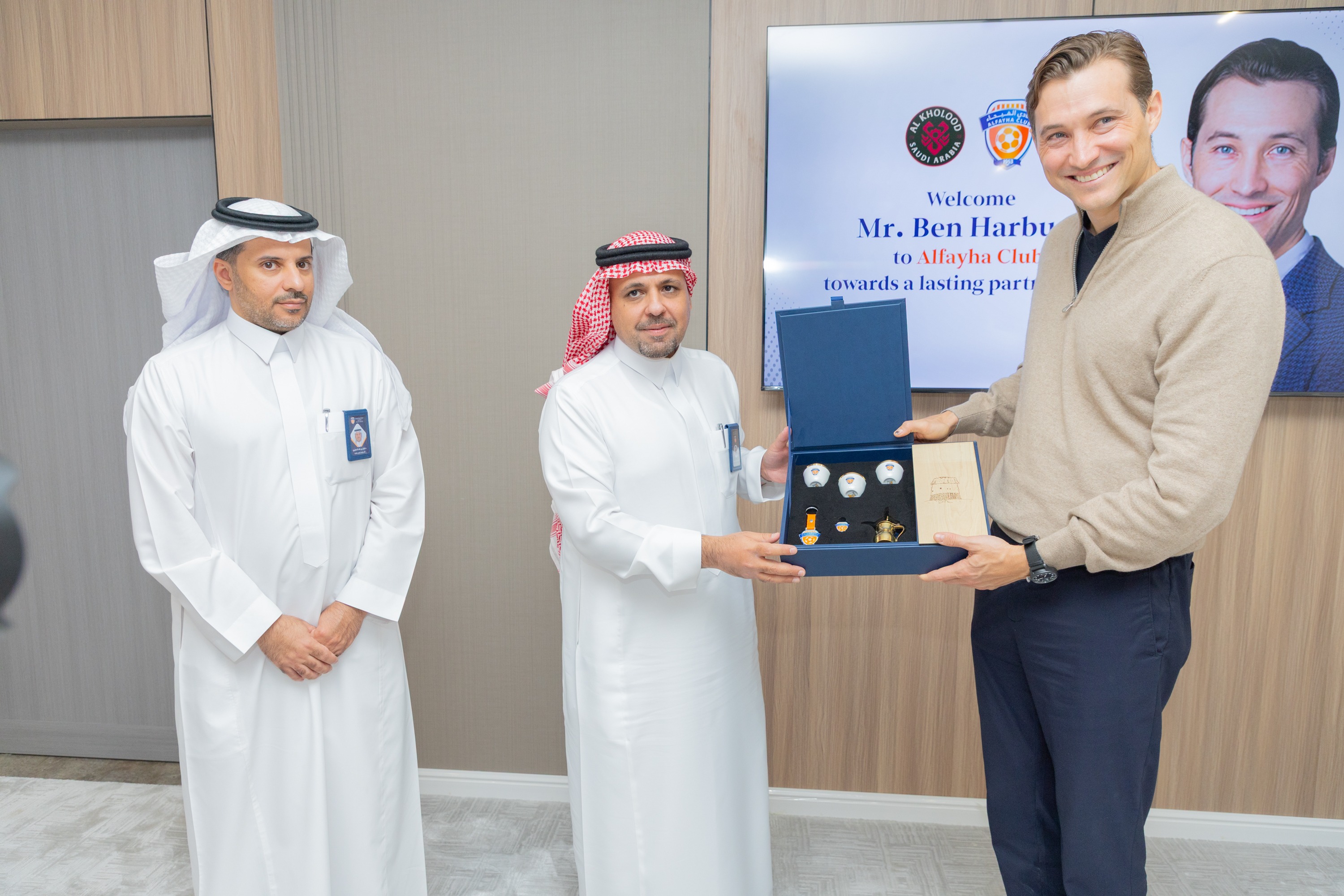 السيد بن هاربورغ مالك نادي الخلود يزور الفيحاء