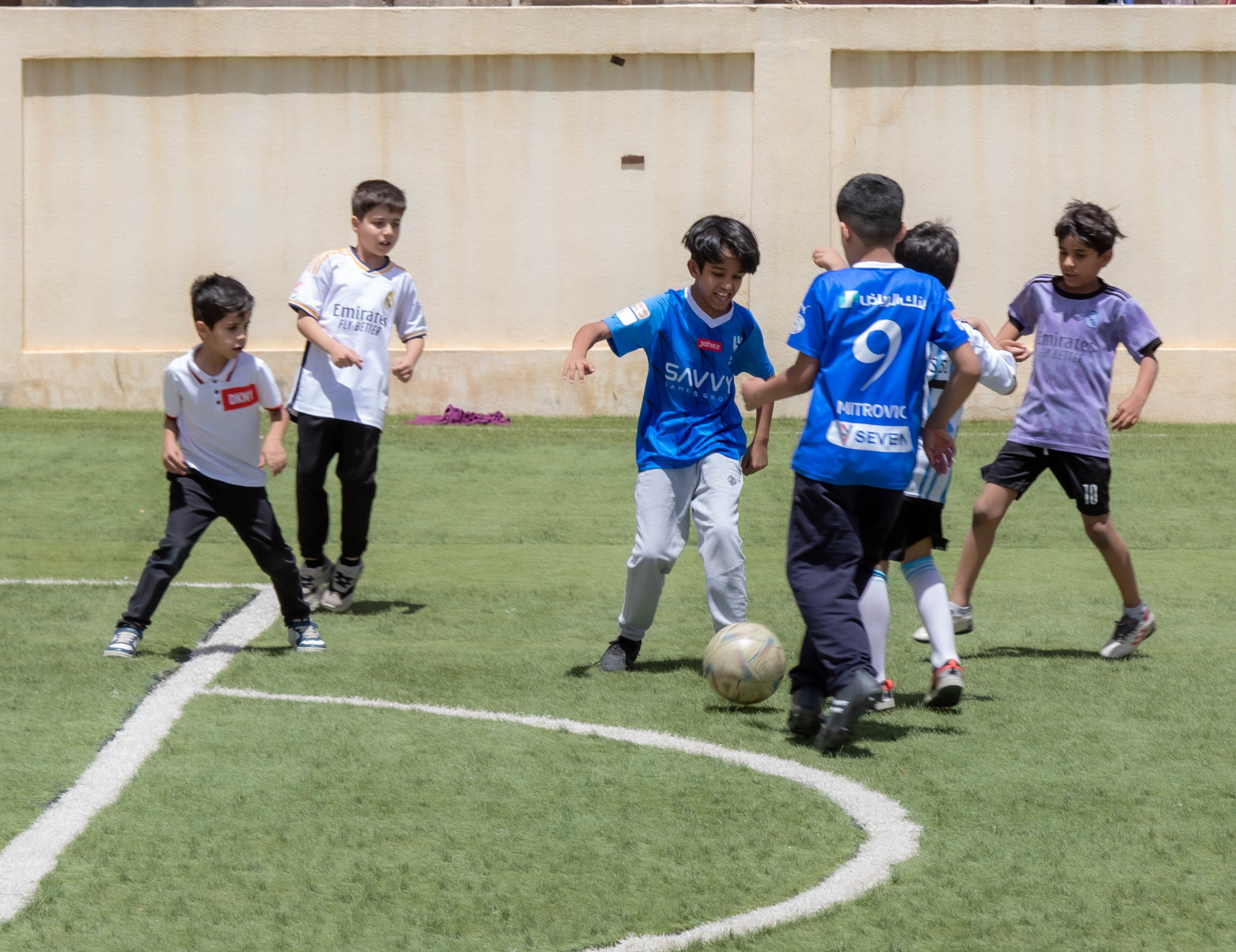 طلاب مدرسة رواد الجامعة يزورون نادي الفيحاء