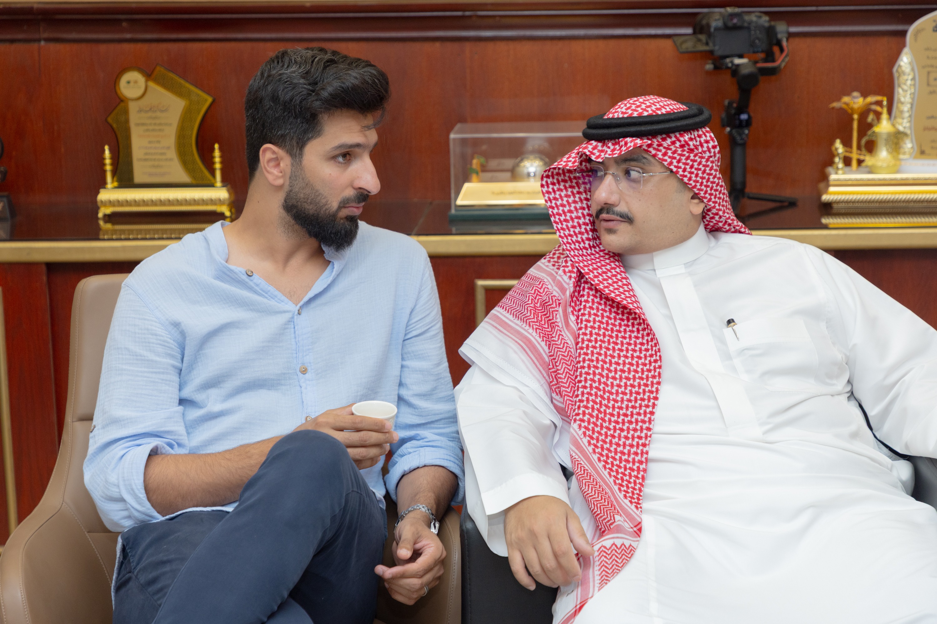 السيد بن هاربورغ مالك نادي الخلود يزور الفيحاء