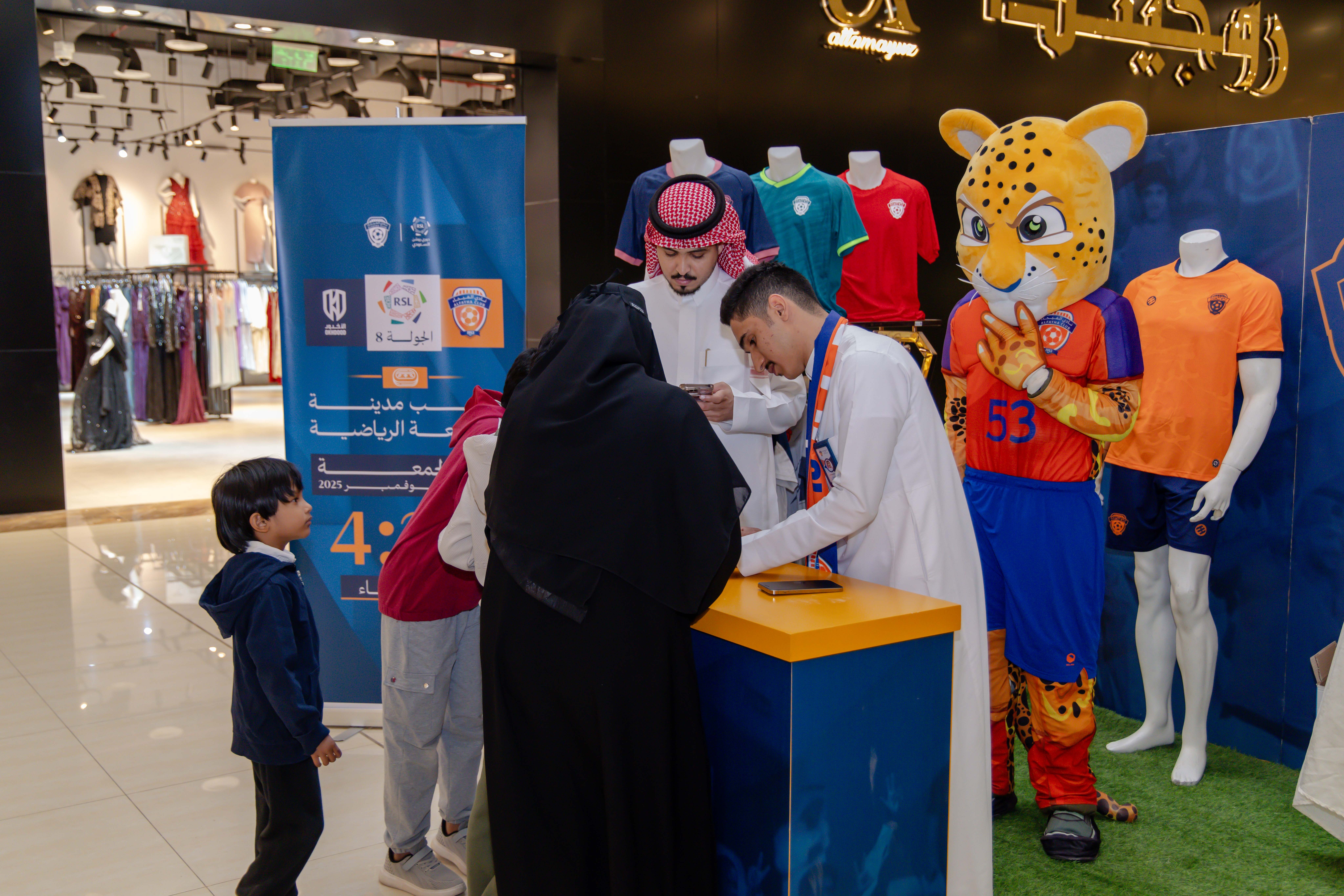 الفيحاء يواصل إقامة الركن الخاص في كرم مول لتوزيع تذاكر مباراة الفيحاء و الأخدود