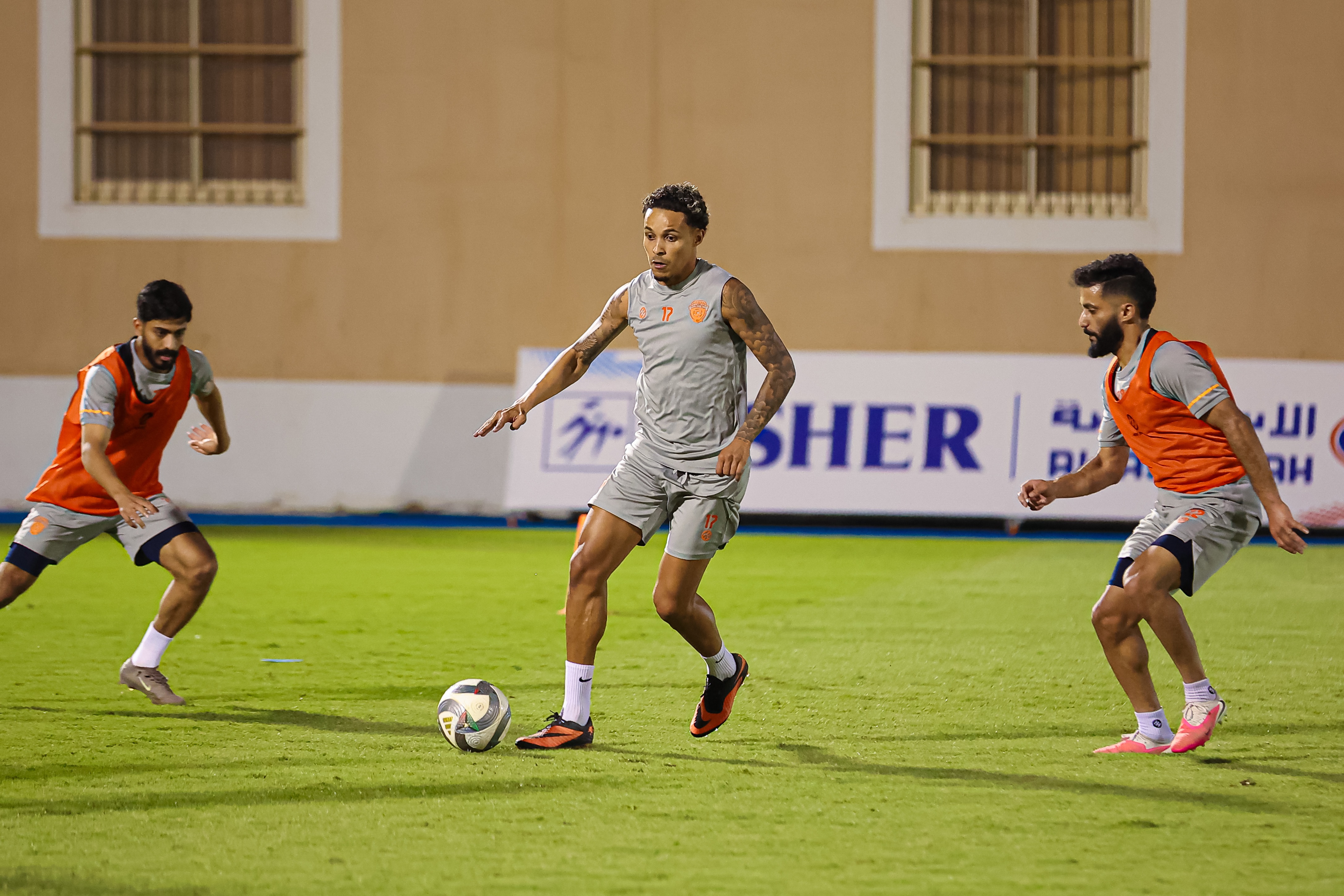الفيحاء يواصل تحضيراته على ملعب معالي الشيخ عبدالعزيز التويجري بالنادي