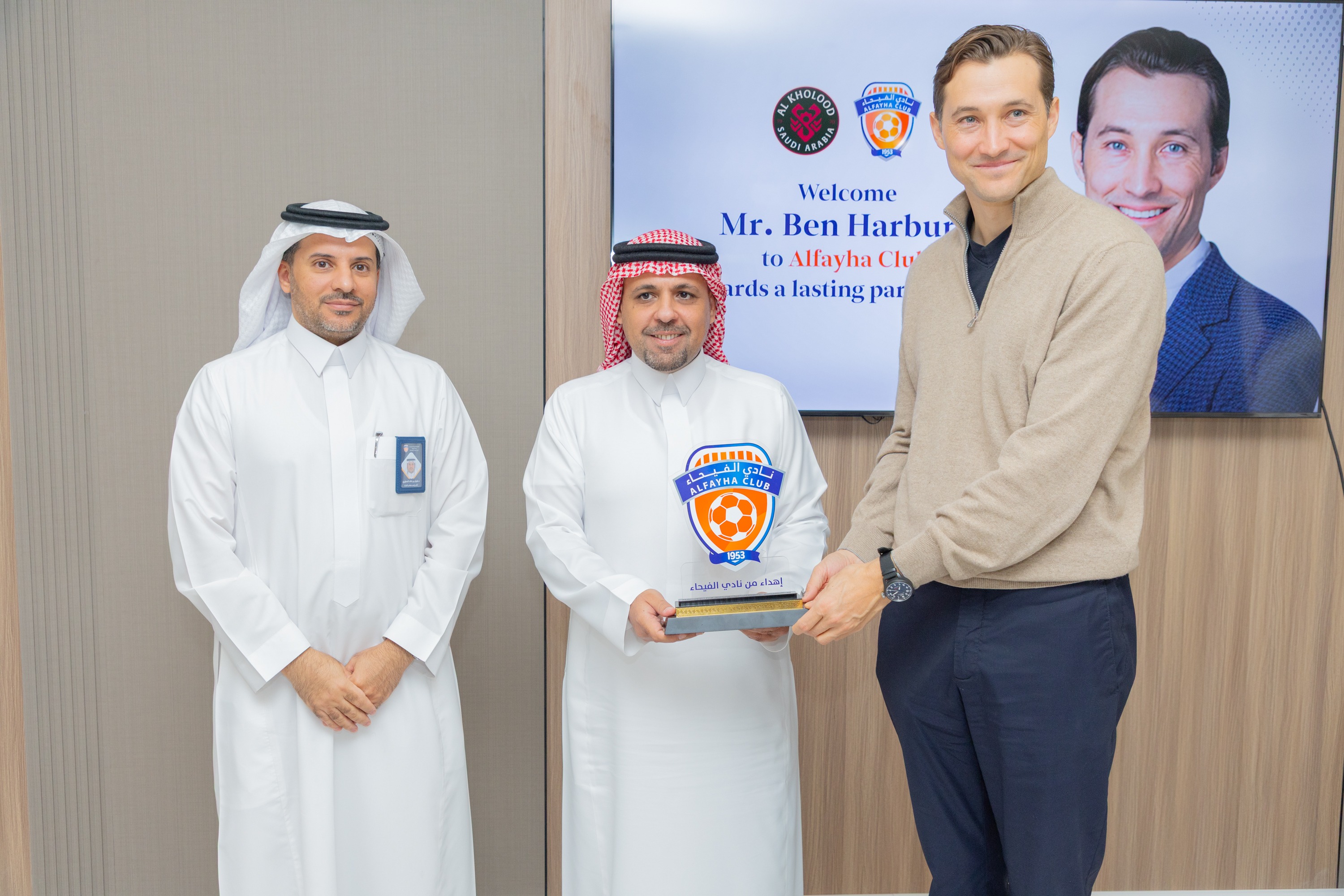 السيد بن هاربورغ مالك نادي الخلود يزور الفيحاء