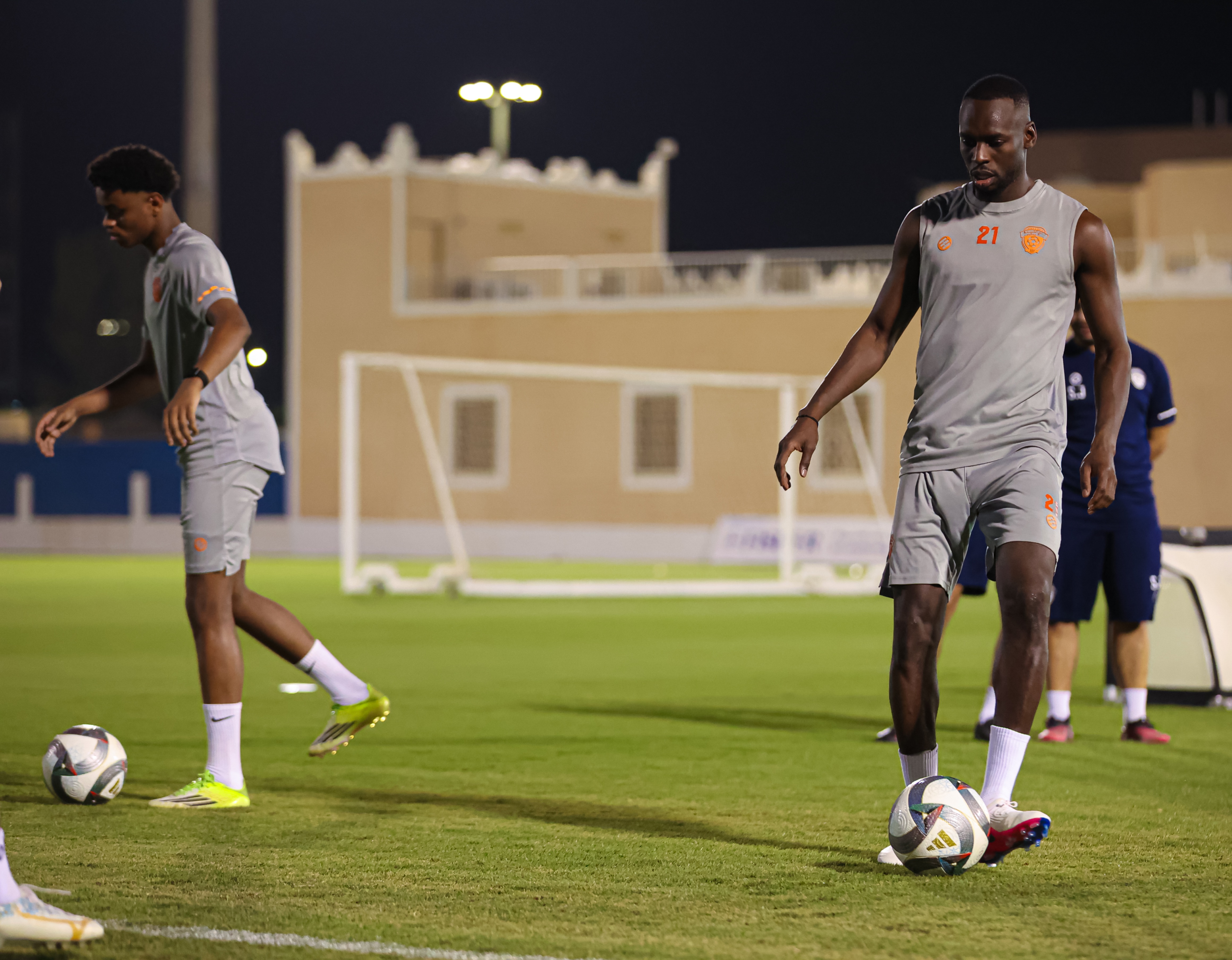 الفيحاء يواصل تحضيراته على ملعب معالي الشيخ عبدالعزيز التويجري بالنادي