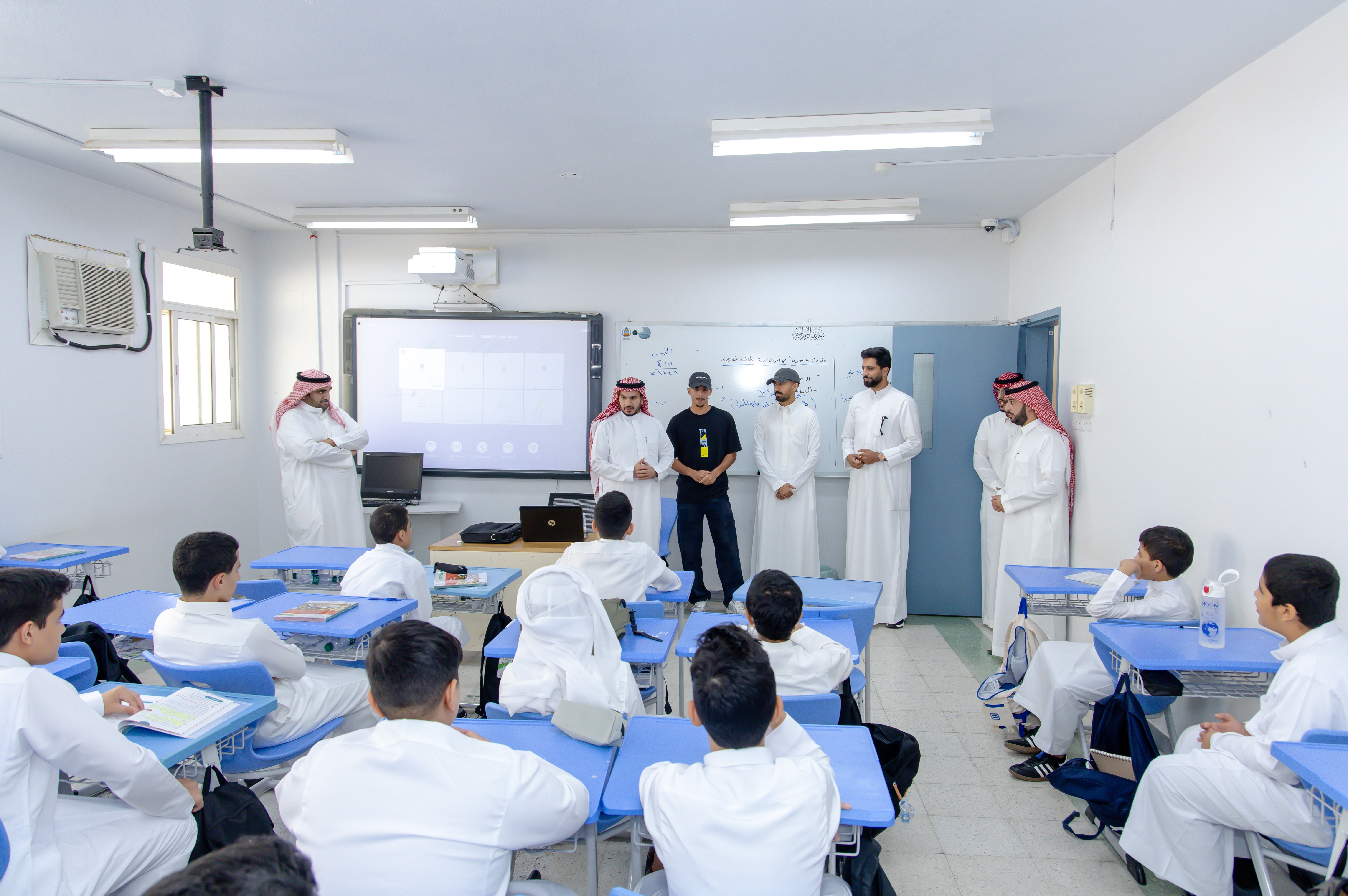 ضمن الحملة الترويجية لمبارة الفيحاء وأبها، الفيحاء يزور متوسطة المجمعة