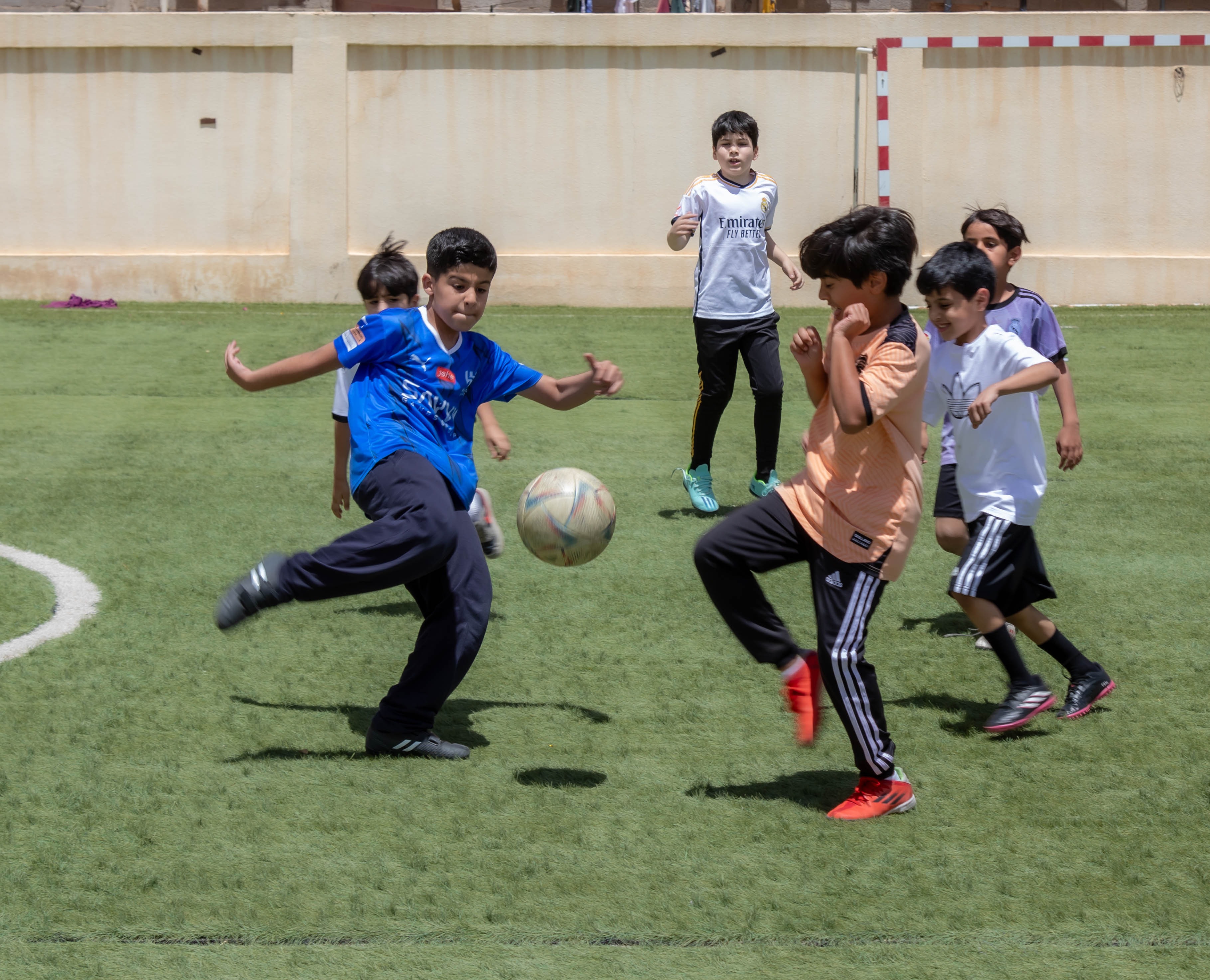 طلاب مدرسة رواد الجامعة يزورون نادي الفيحاء