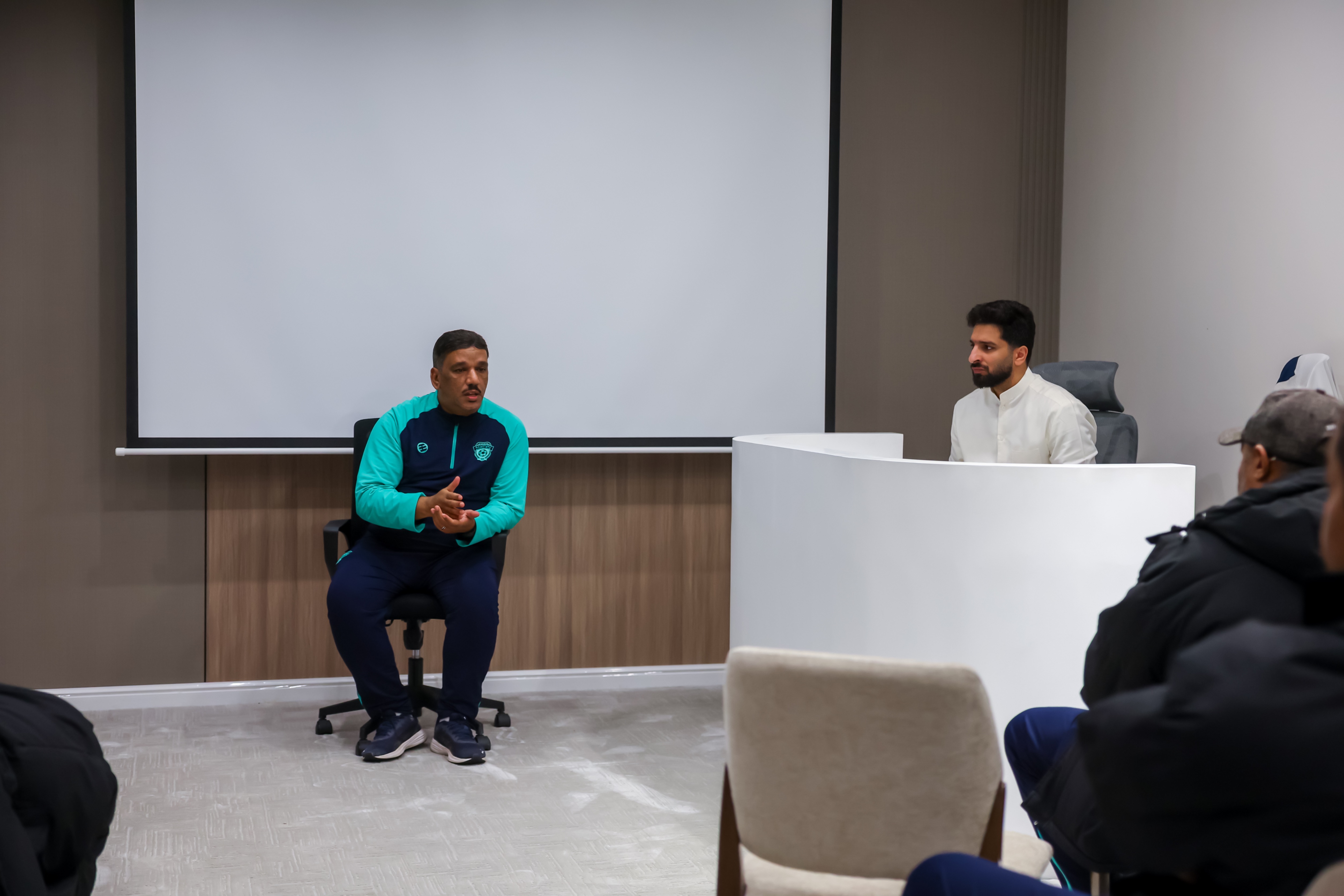 المدير التنفيذي لكرة القدم يعقد اجتماعًا دوريًا مع ممثلي الفئات السنية في نادي الفيحاء