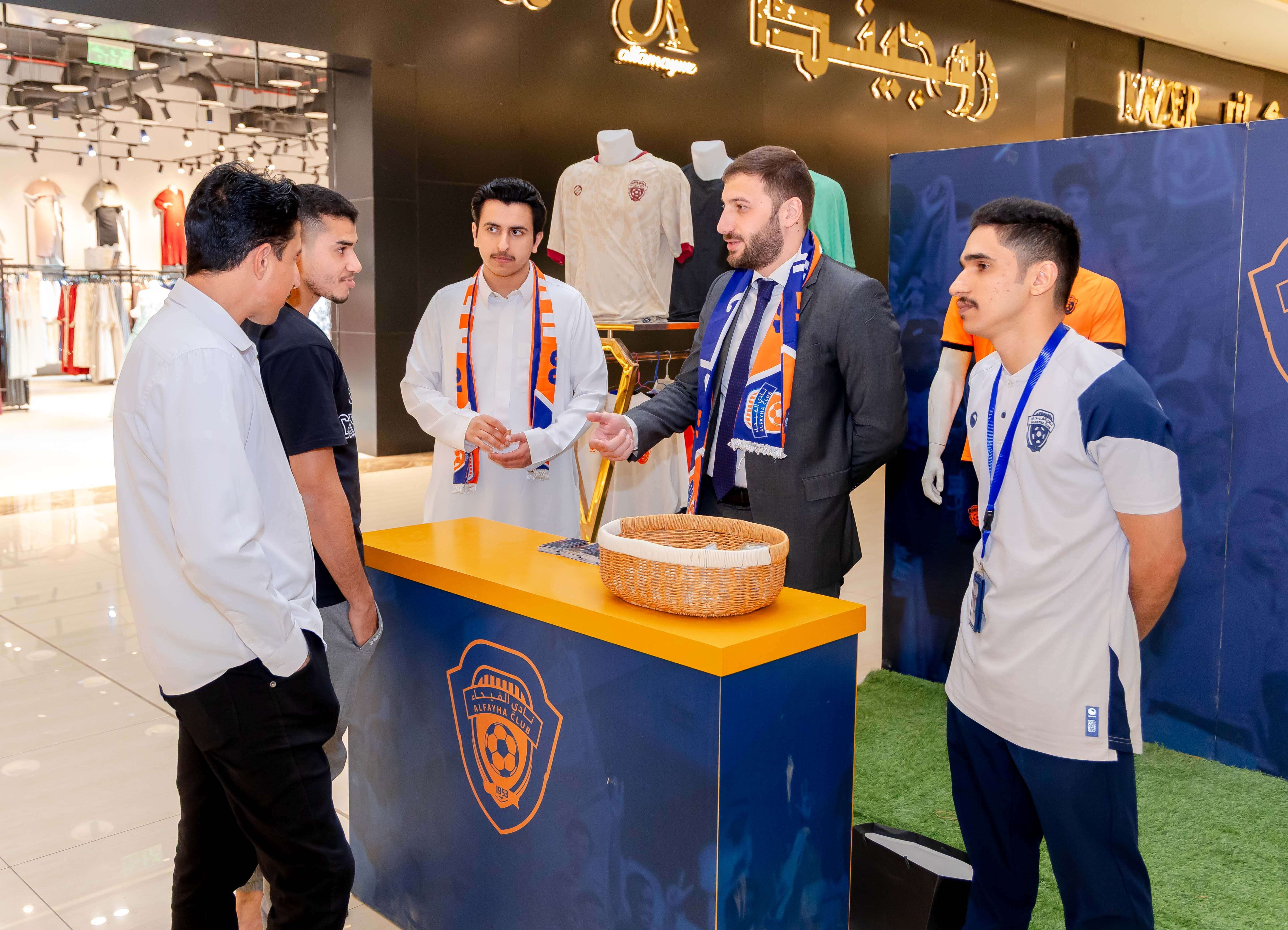 الفيحاء يقيم ركن خاص في كرم مول لتوزيع تذاكر مباراة الفيحاء و الاخدود
