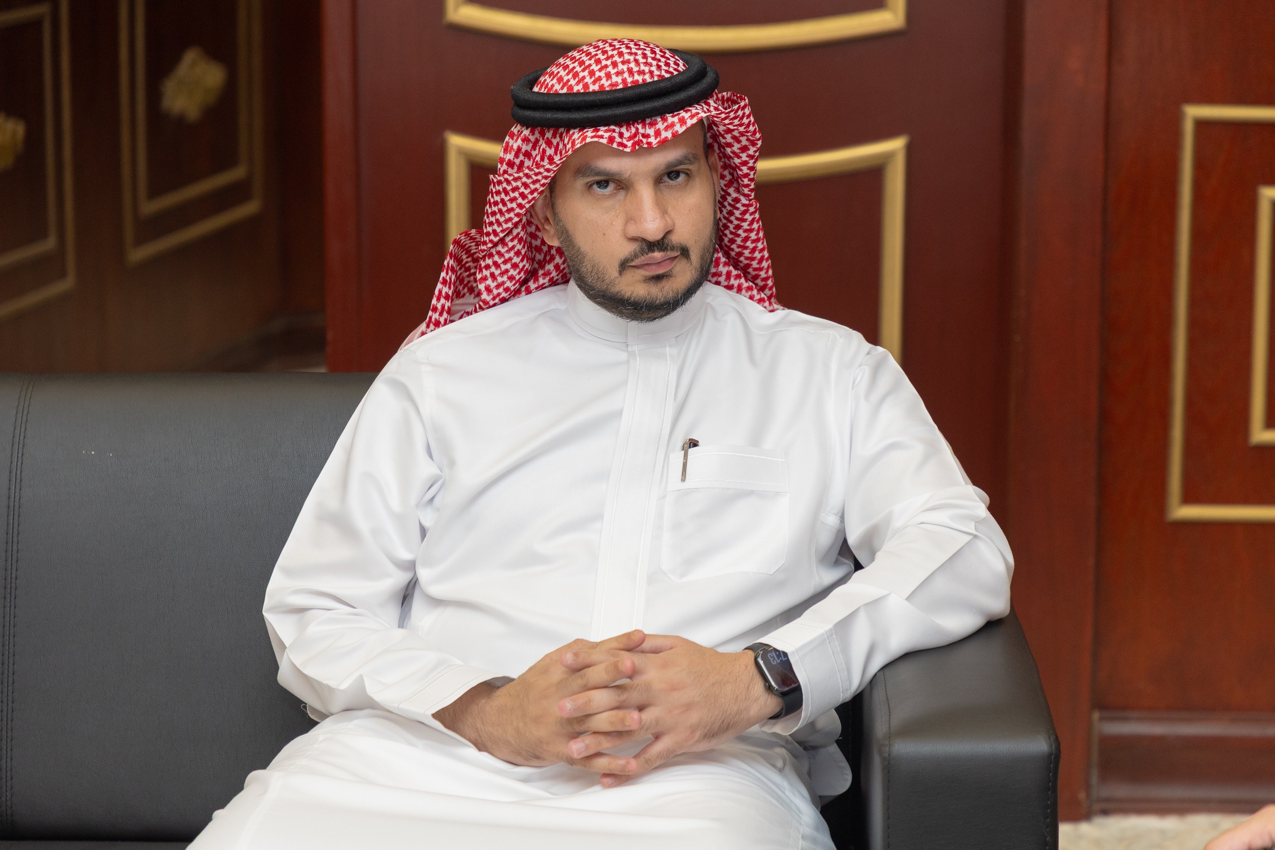 رئيس مجلس إدارة نادي ‫الفيحاء‬ الدكتور توفيق بن صالح المديهيم يكرّم إدارة المسؤولية الاجتماعية بعد تحقيقها المركز الأول في جائزة جامعة المجمعة لخدمة المجتمع .