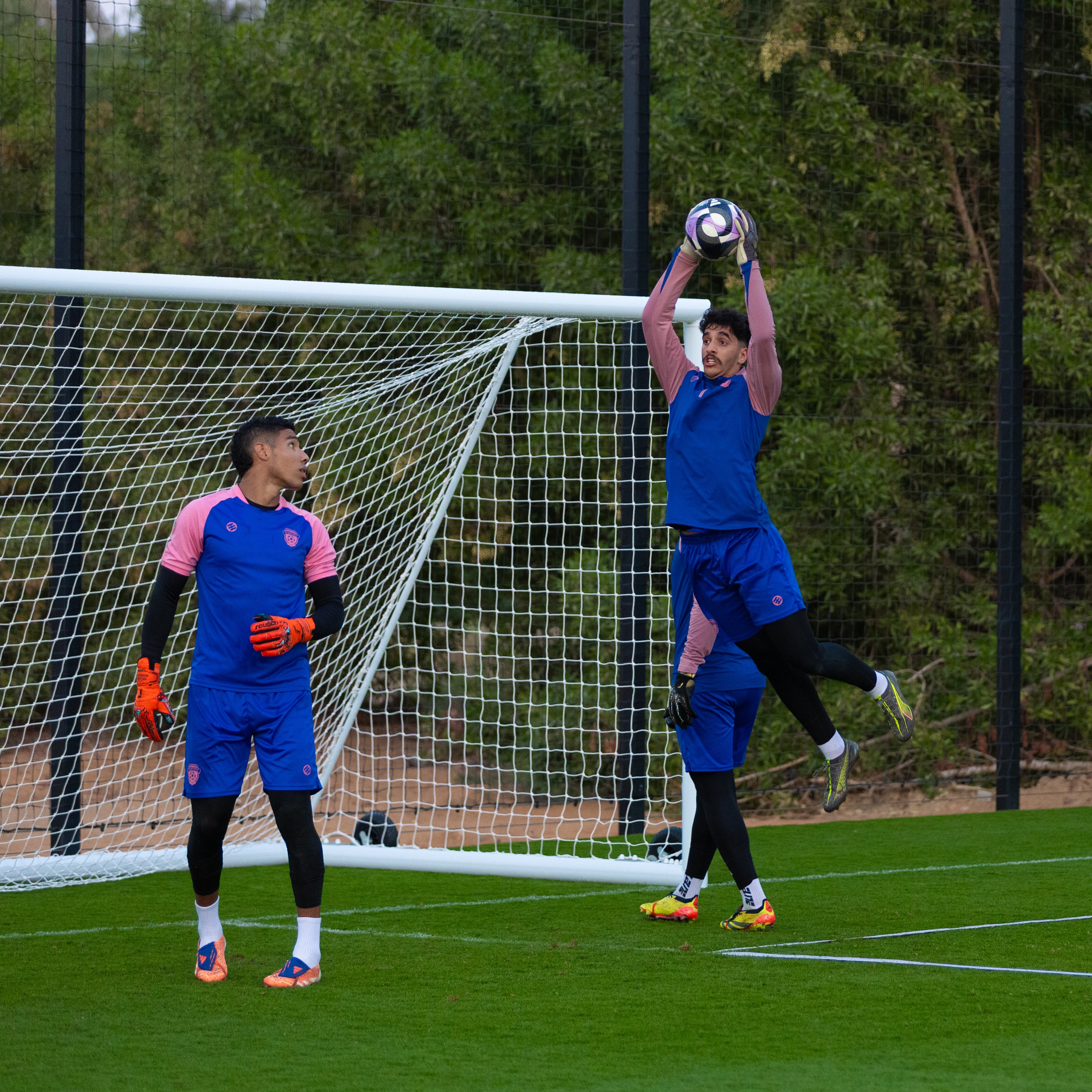 الفيحاء يواصل برنامجه الإعدادي في معسكر العين بحصتين تدريبيتين