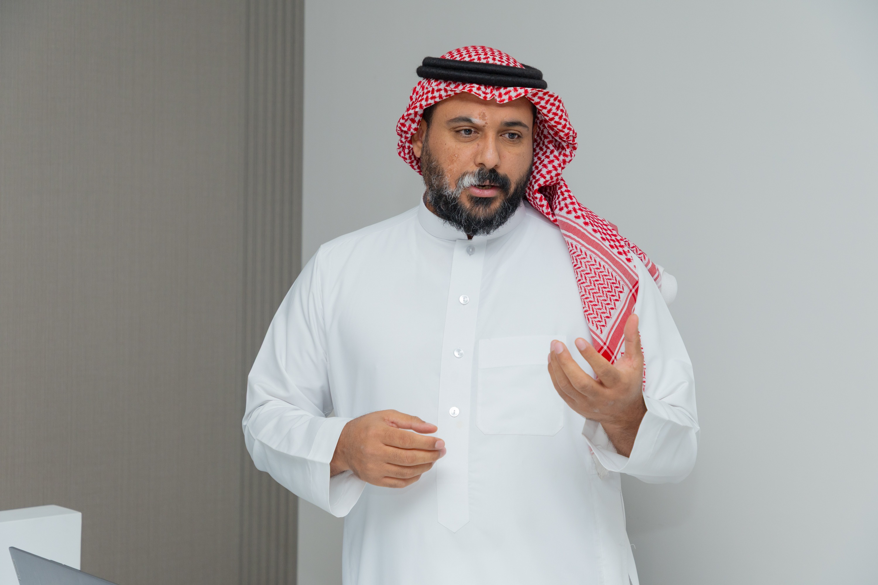 السيد بن هاربورغ مالك نادي الخلود يزور الفيحاء