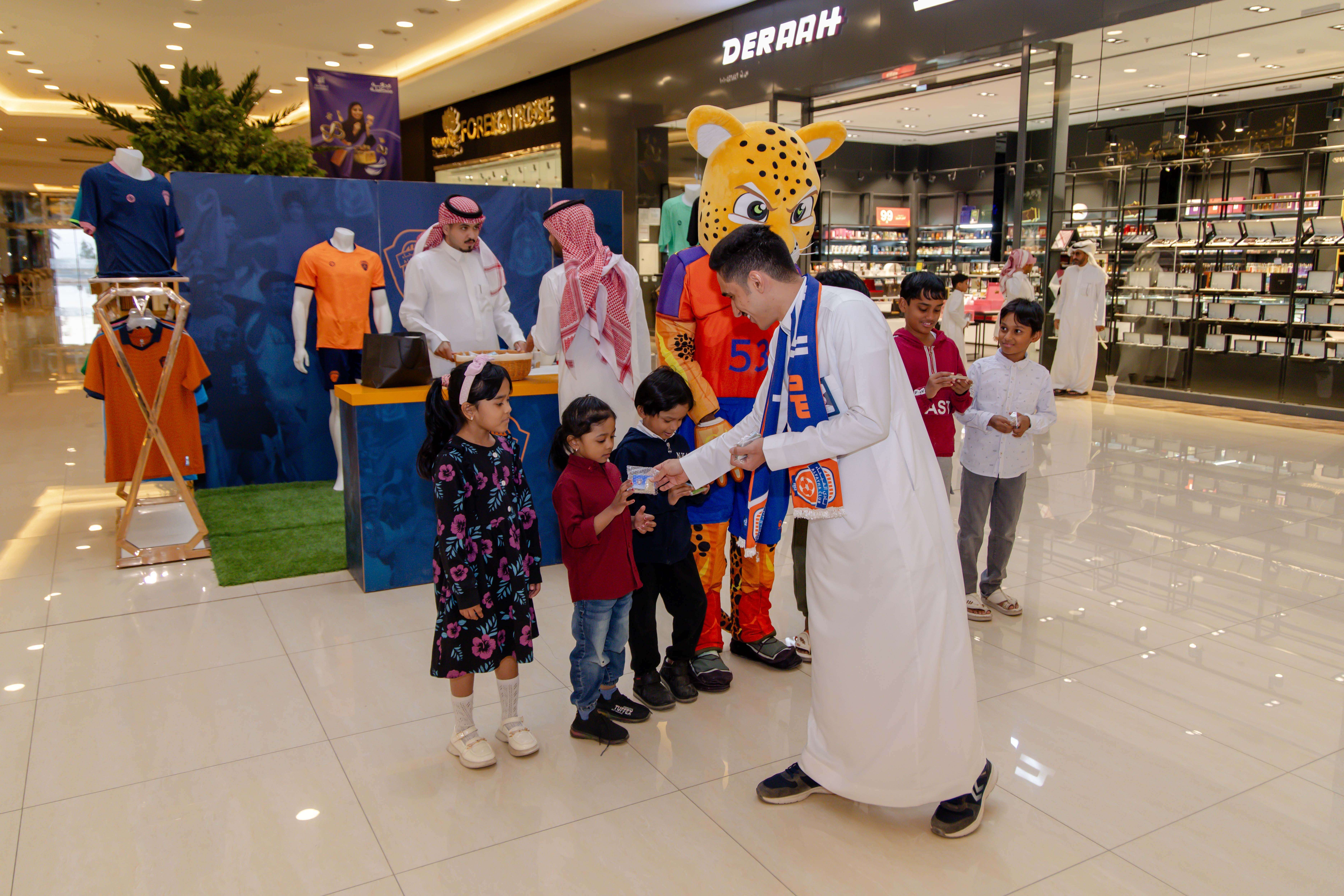 الفيحاء يواصل إقامة الركن الخاص في كرم مول لتوزيع تذاكر مباراة الفيحاء و الأخدود
