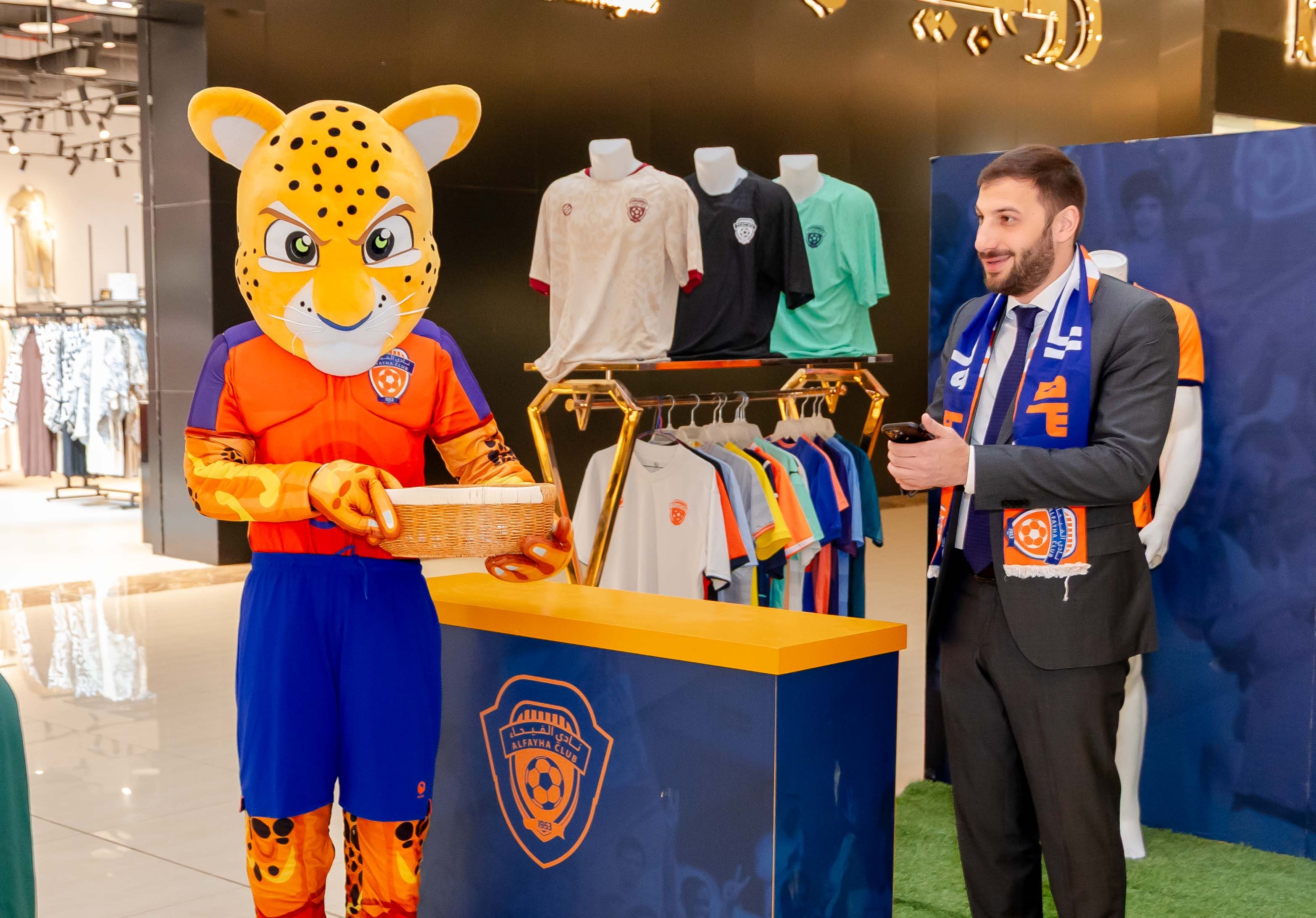 الفيحاء يقيم ركن خاص في كرم مول لتوزيع تذاكر مباراة الفيحاء و الاخدود