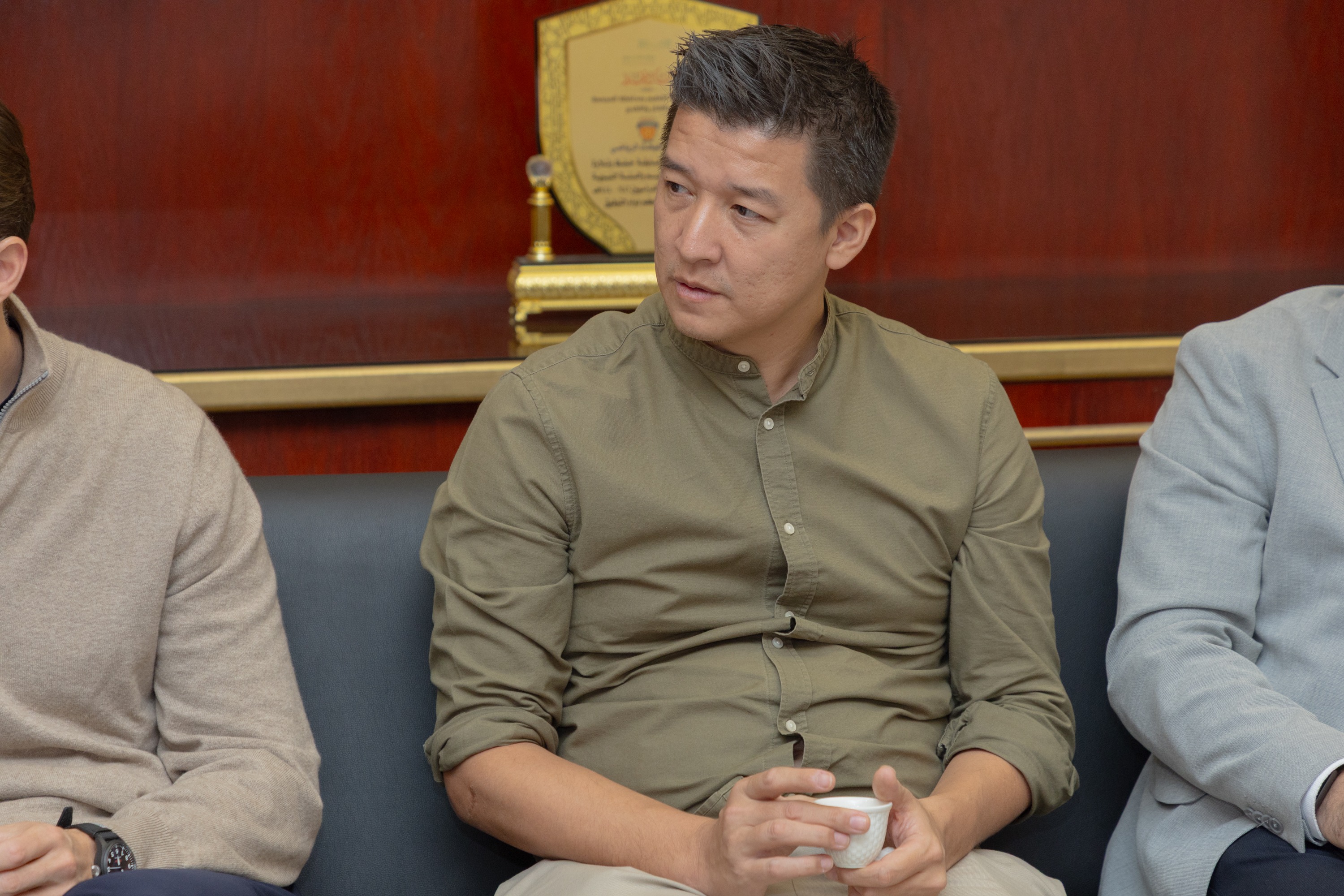 السيد بن هاربورغ مالك نادي الخلود يزور الفيحاء