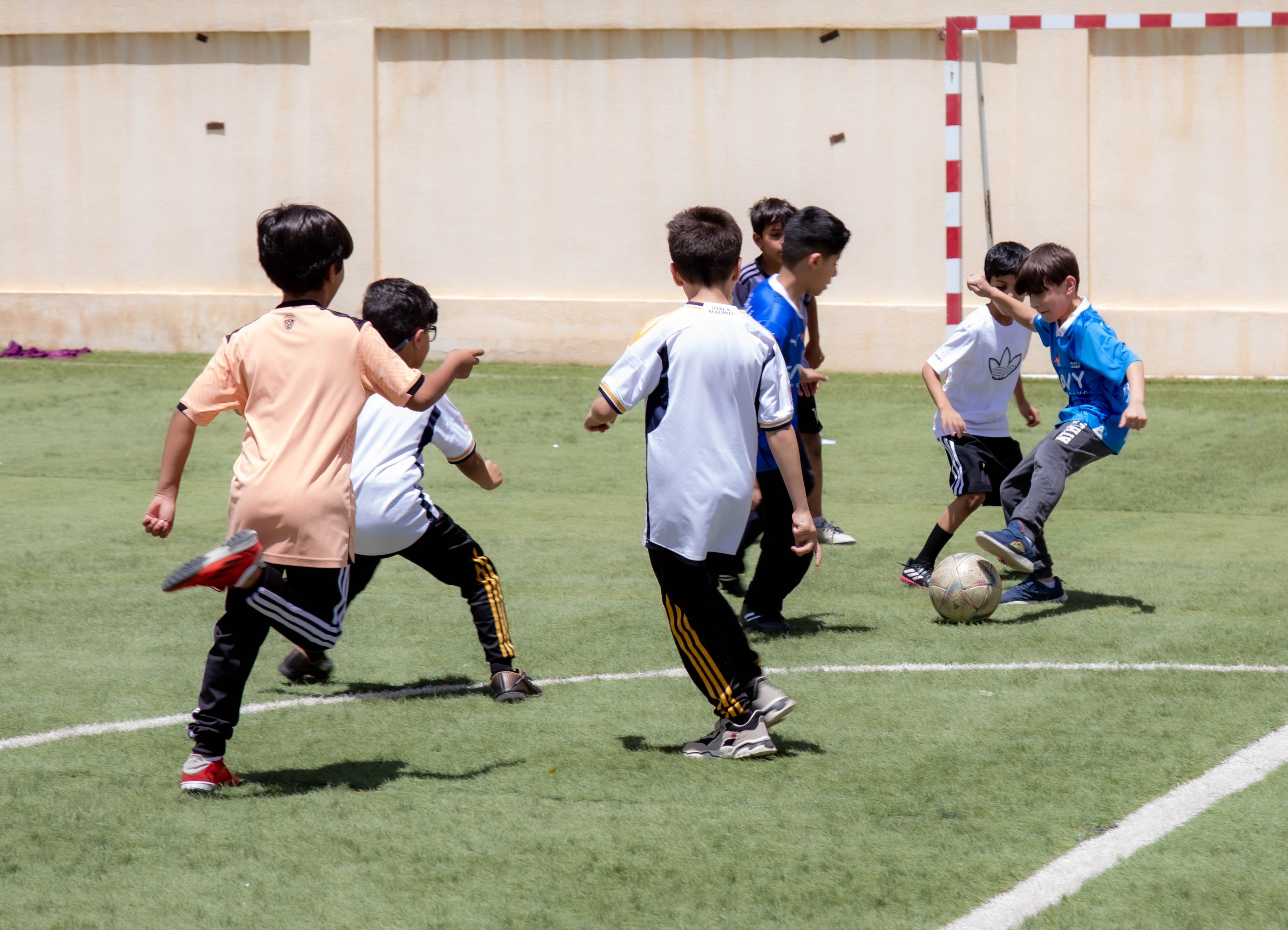 طلاب مدرسة رواد الجامعة يزورون نادي الفيحاء