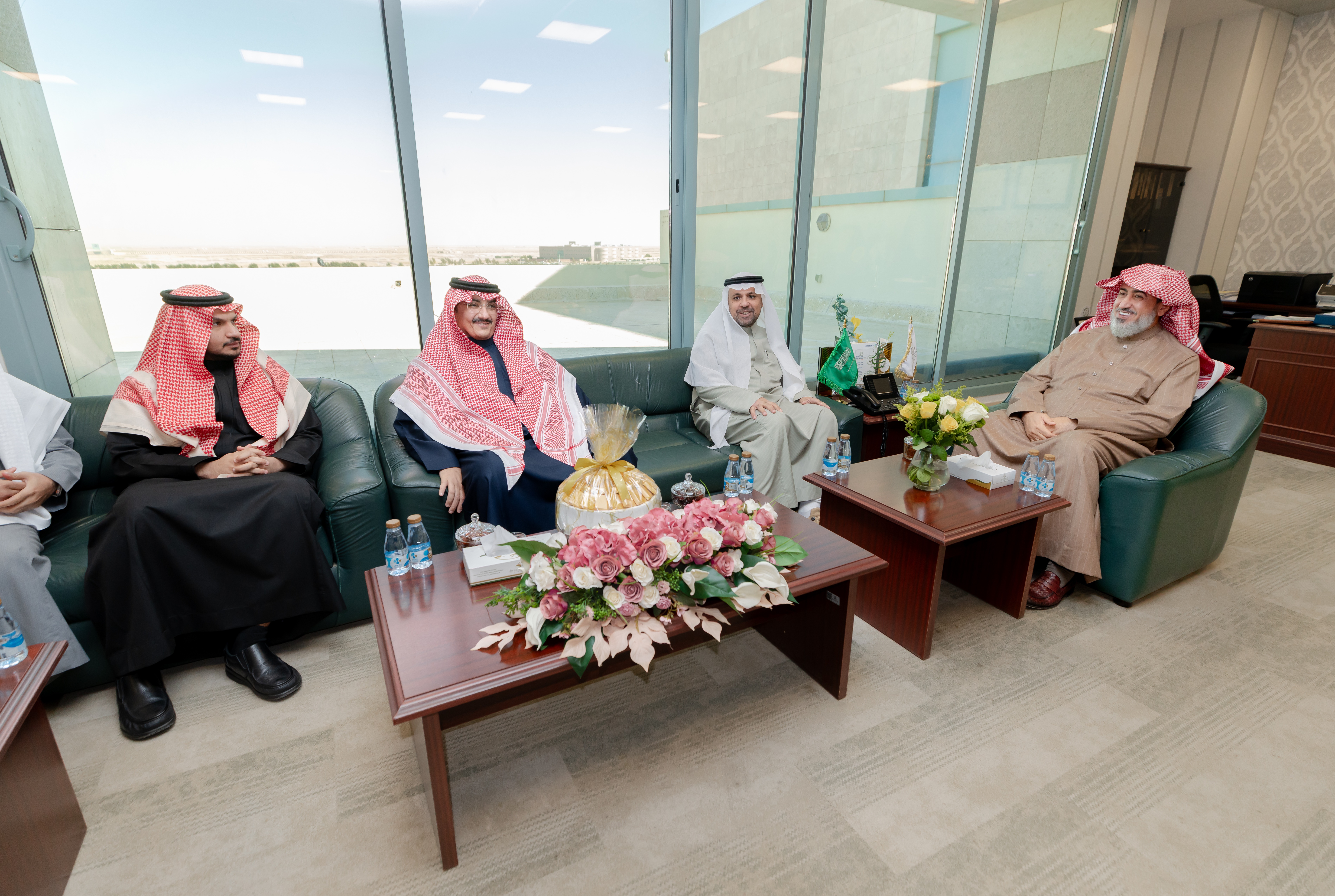 رئيس مجلس الإدارة الدكتور توفيق بن صالح المديهيم يزور وكيل جامعة المجمعة للتنمية والاستثمار الأستاذ الدكتور مسلّم بن محمد الدوسري .