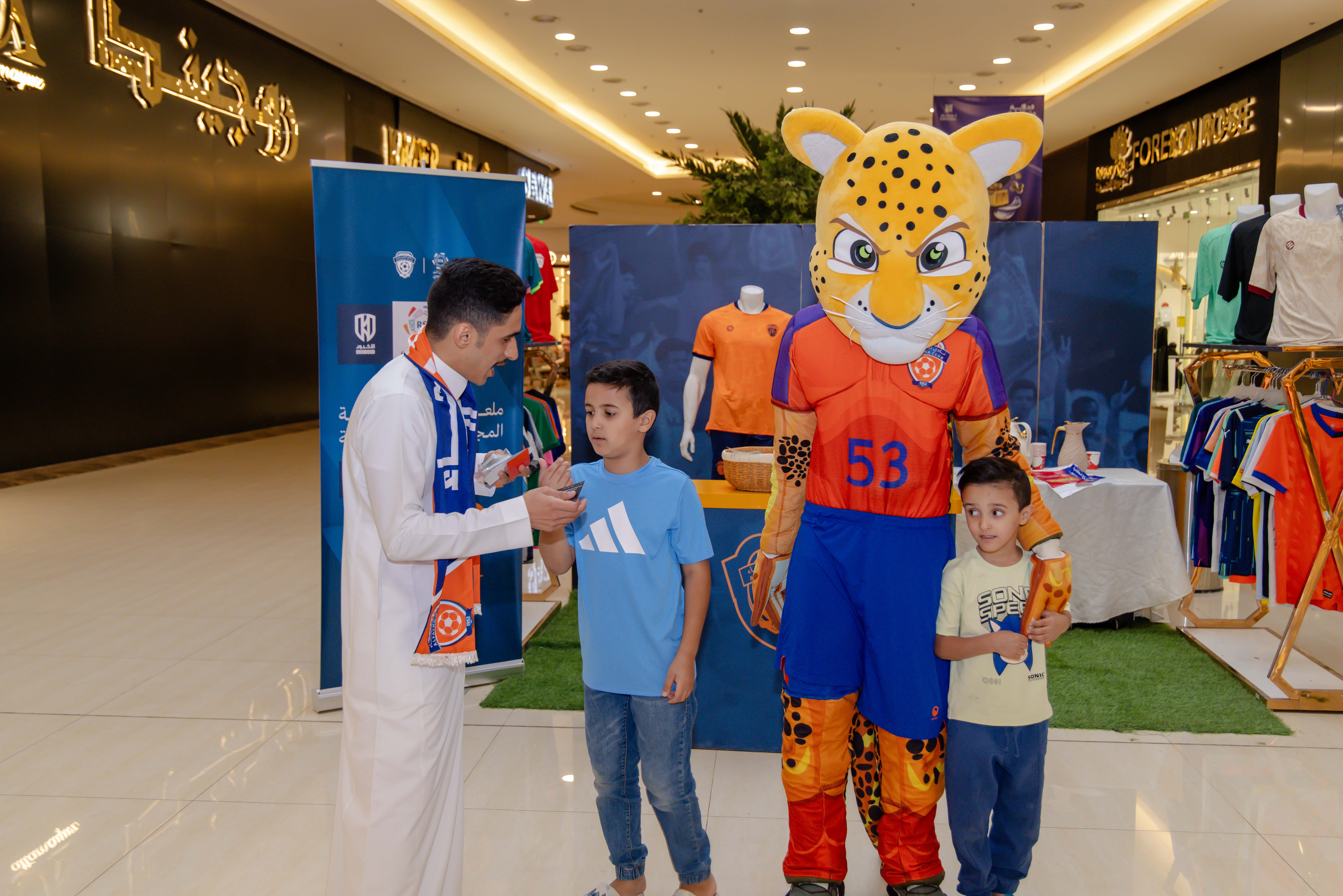 الفيحاء يواصل إقامة الركن الخاص في كرم مول لتوزيع تذاكر مباراة الفيحاء و الأخدود